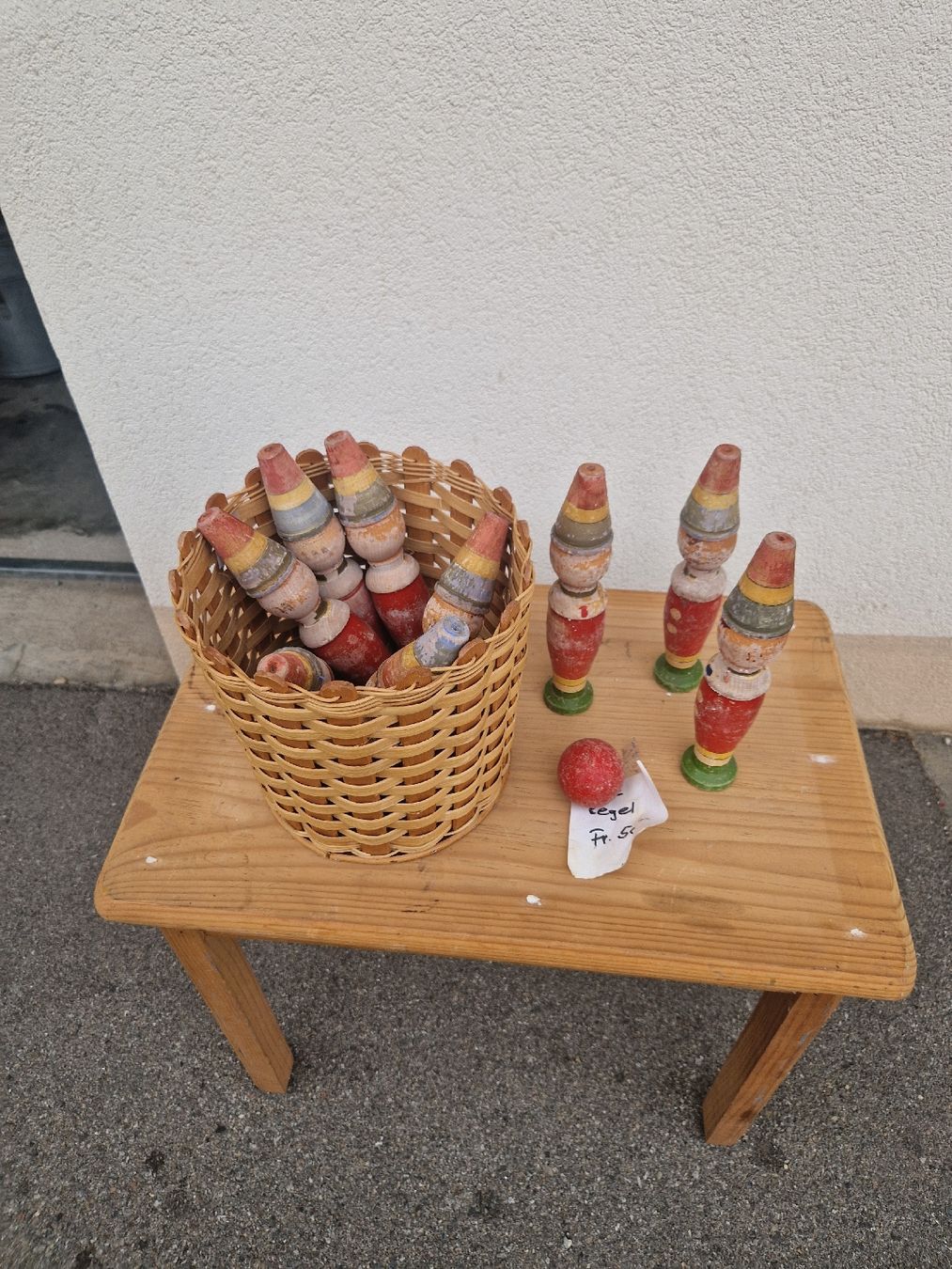 Statuette: Alte Kegel Set Holz farbig gebraucht mit Korb – Usato da Mörigen venduto da Clio111