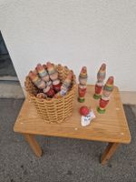 Alte Kegel Set Holz farbig gebraucht mit Korb