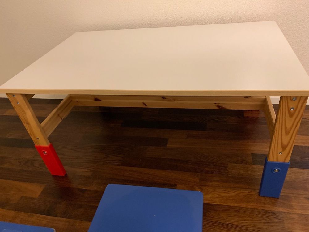 IKEA Kindertisch/Pult und 2 Kinderstühle Kaufen auf Ricardo