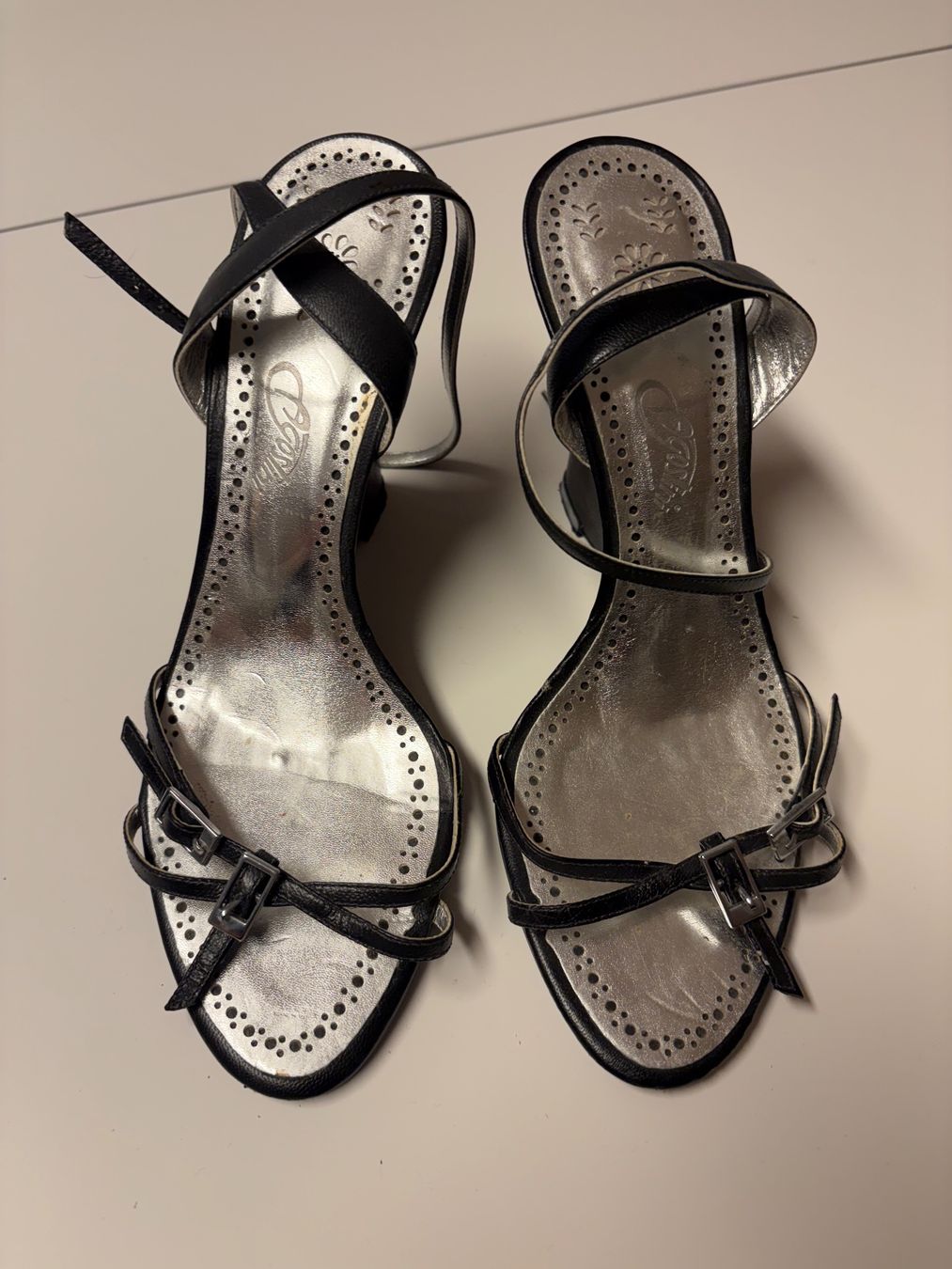 Chaussures femmes: Sandales noires taille 37 Agostini – D'occasion à Vallamand par rom_z7q6