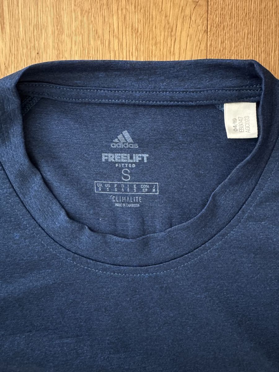 Adidas T-shirt: Adidas Freelift Climalite Tshirt, Gr. S – Usato da Interlaken venduto da fbnscl 2