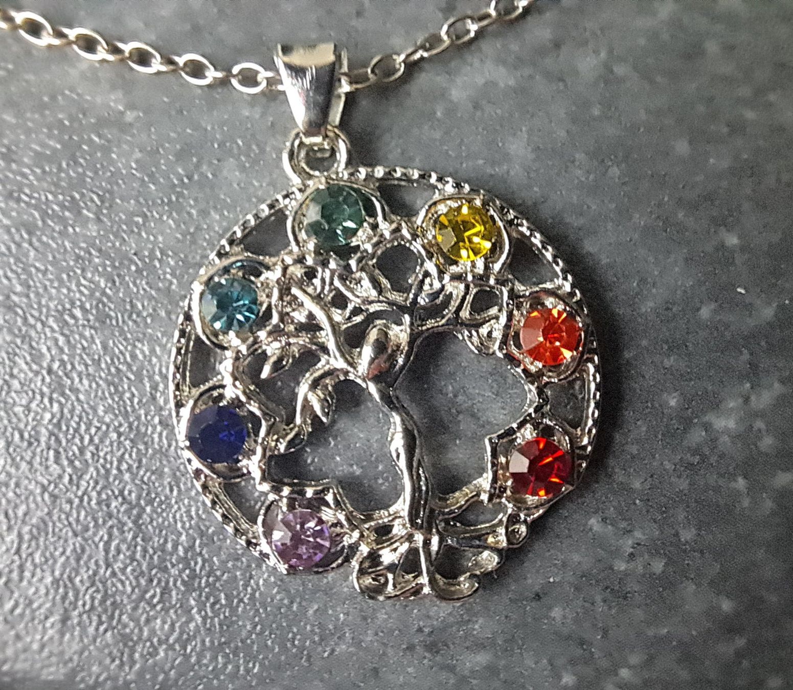 Ketten: Collier avec pendentif arbre de vie 7 chakras – Neu und originalverpackt aus St-Imier von supernova21 1