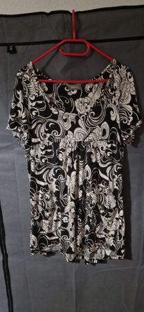 Top noir et blanc, taille l