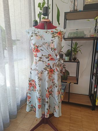 Kleid Chelsea Rose Blumenmuster blau Gr. 16, mit Strickjacke