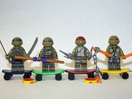 TMNT Ninja Turtles mit skateboards and weapons Neu