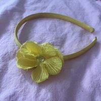 Serre-tête à fleur jaune