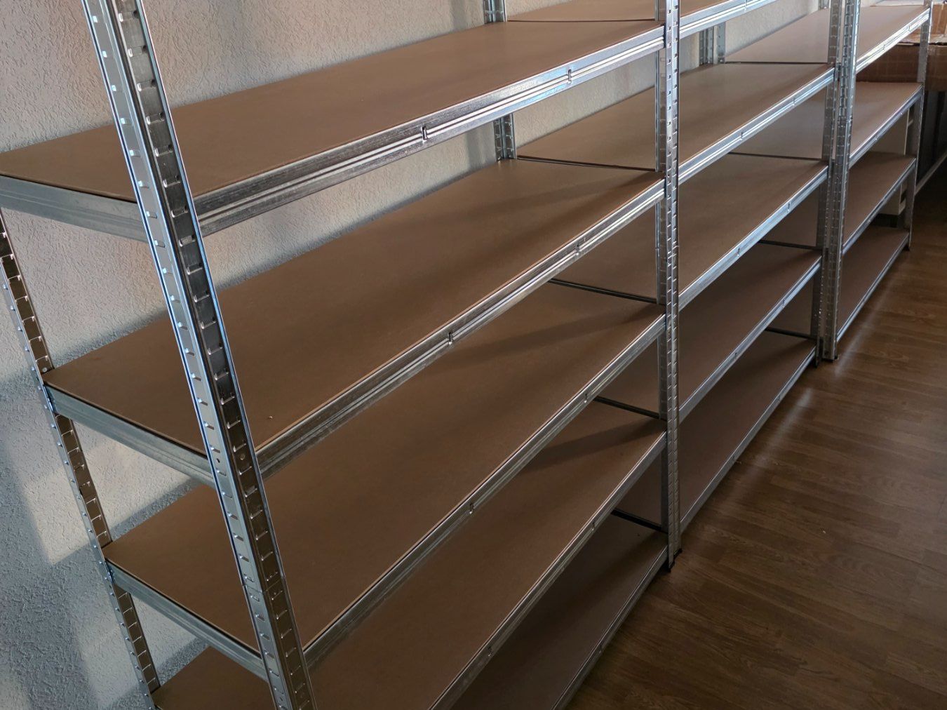 Scaffali: 24 Etagères neuves – Usato da Bevaix venduto da Tuckers