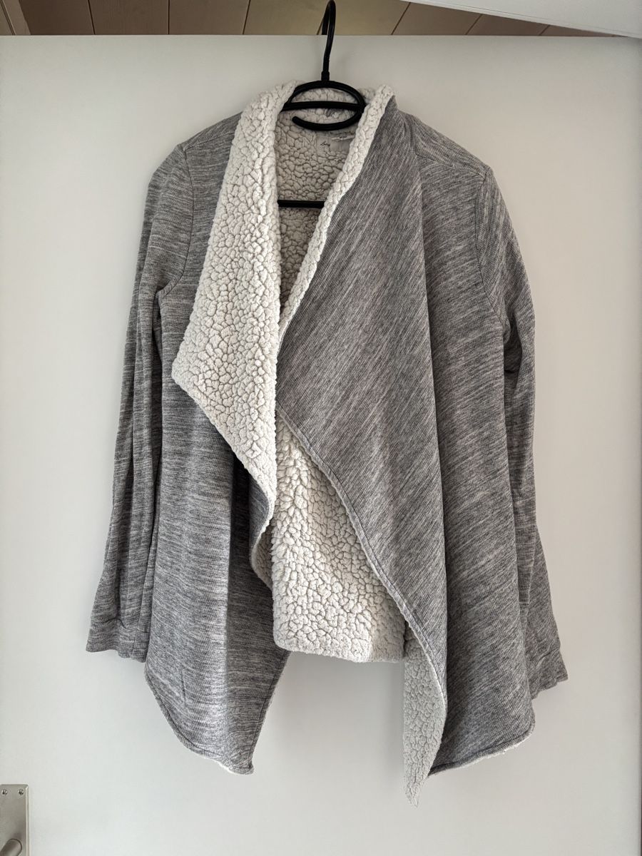 H&M Vestes: Damen Strickjacke grau Teddyfutter Grösse S – D'occasion à Utzenstorf par noe_k7ql 1