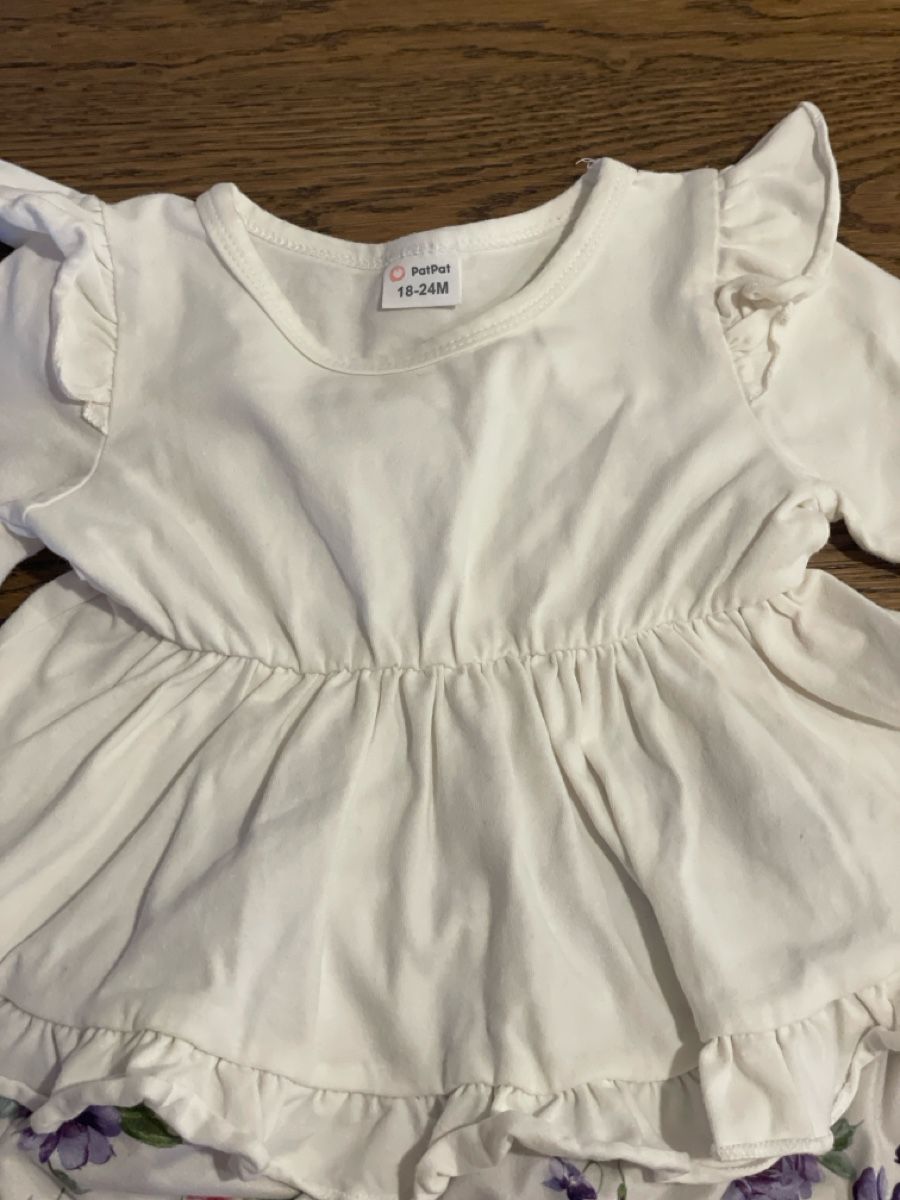 Kleiderpakete & -sets: Mädchen Kleider Set weiss mit Blumen Grösse 18-24M – Gebraucht aus Lyss von Vandy19 1