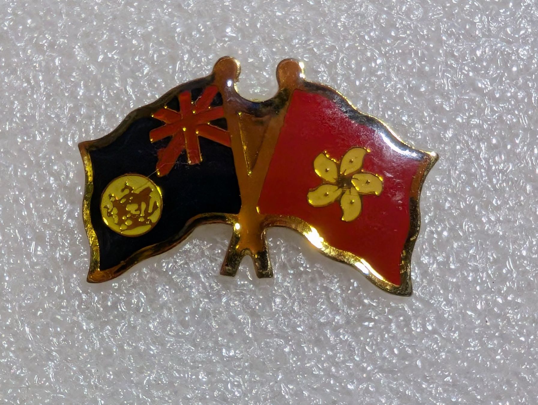 Plaketten & Abzeichen: Ansteckpin 253: Flaggen – Gebraucht aus Oppligen von Pin-Fall-Shop