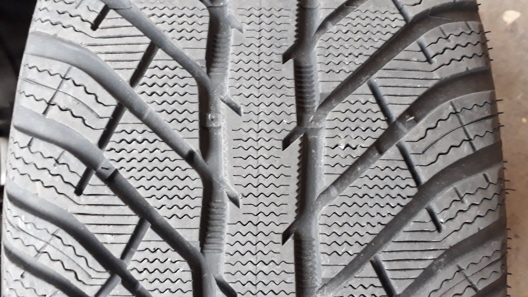 Audi Pneumatici & Ruote complete: Winterräder Audi Q7 265/50 19 – Usato da Schmerikon venduto da 1qw2 9