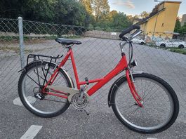 Damenvelo in klassischem Rot.
