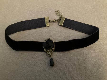 Schönes Choker Samt Halsband mit schwarzer Rose & Stein, neu