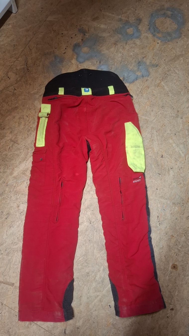 Pantaloni: Forsthose/Schnittschutzhose, Gr. CH 46 – Usato da Altbüron venduto da mar_29mq 1