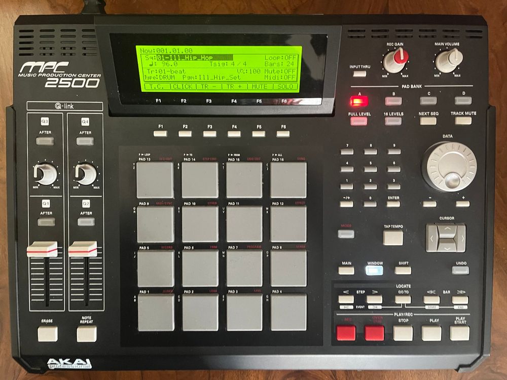 Akai MPC 2500 Music Production Center Sampler Beat Maschine (Gebraucht ...