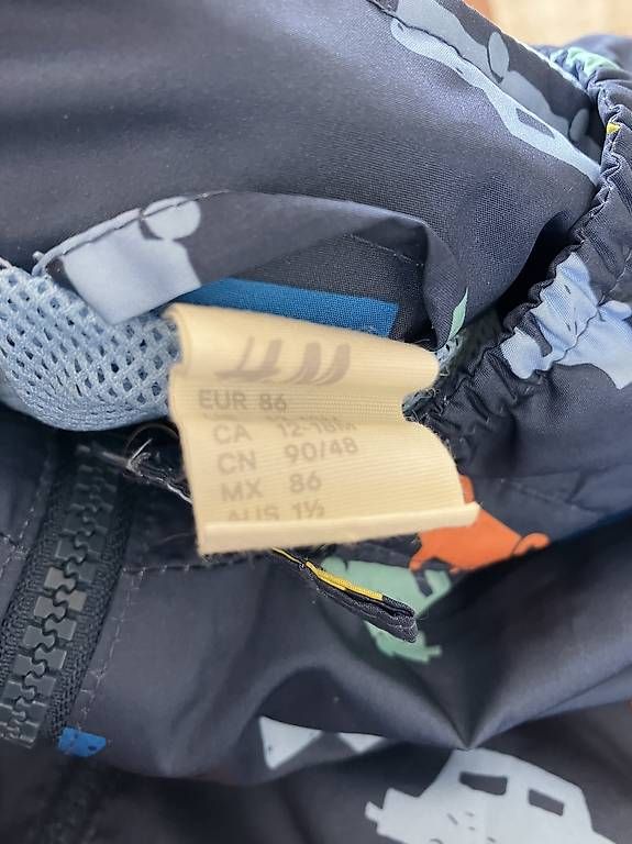 Jacken & Mäntel: Freizeit-Jacke Gr. 86, mit Auto – Gebraucht aus Lyss von stubenwagen 1