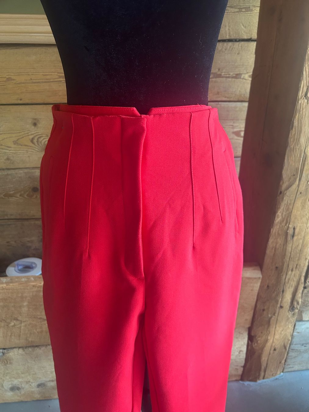 Zara Pantaloni: Zara pantalon rouge – Nuovo (secondo la descrizione) da Val-d'Illiez venduto da Dombou 1