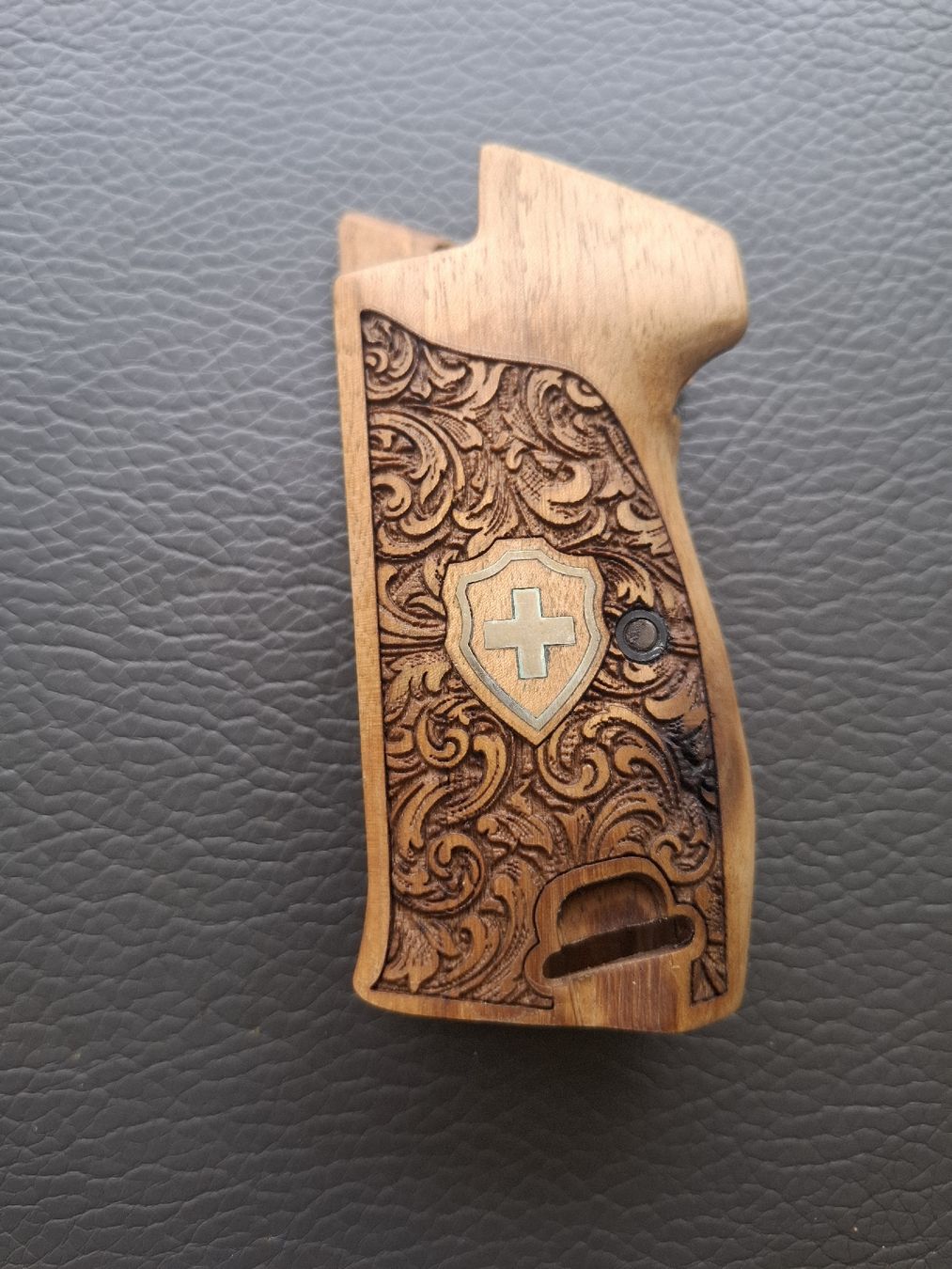 Holzartikel: Gebrauchte Nussbaum Griffschalen für Sig P210  – Gebraucht aus Rothrist von griffe