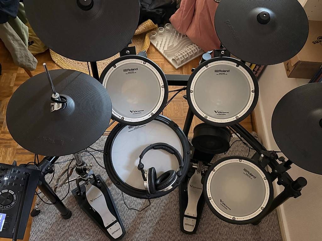 Strumenti musicali: Roland TD-17 KVX avec accessoires et isolation du sol – Usato da Lausanne venduto da ElectroAnalogue