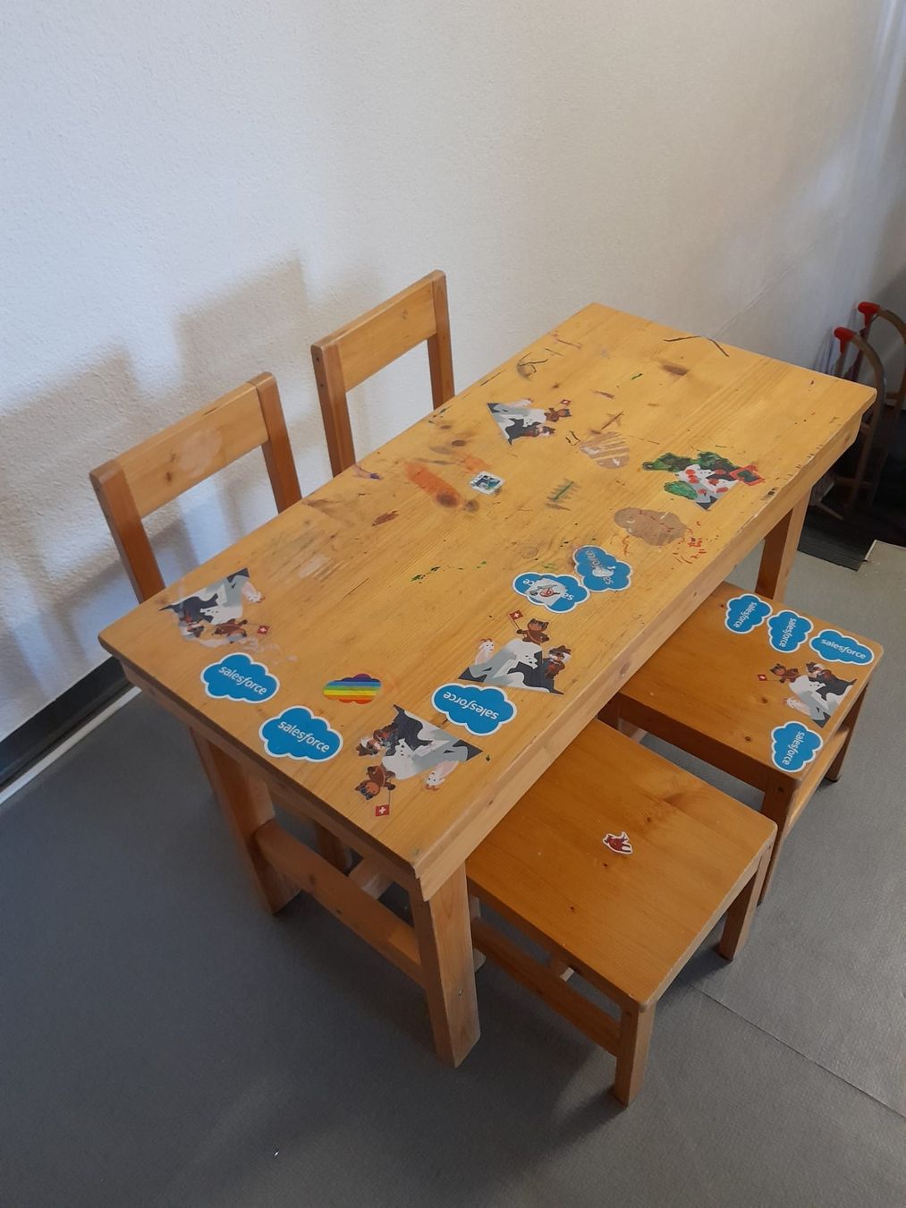 Set di tavolo e panche: Kindertisch mit 4 Stühlen aus Holz  gebraucht – Usato da St. Peterzell venduto da Eszter86