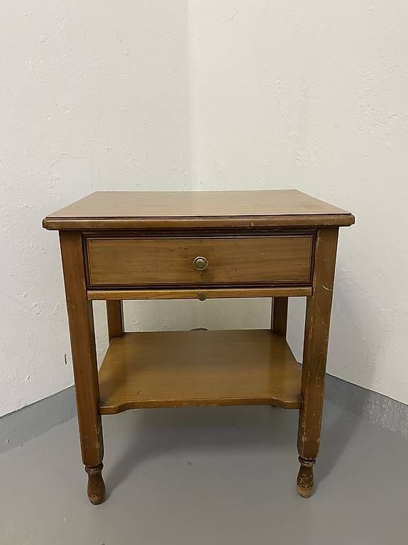 Nachttische: Schöner Vintage Nachttisch mit Schublade – Gebraucht aus Luzern von larissahaas 1