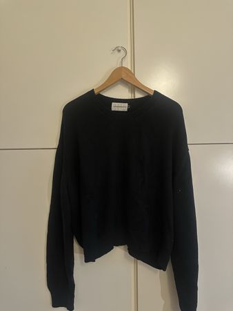 Schwarzer Strickpullover von Leavemealone