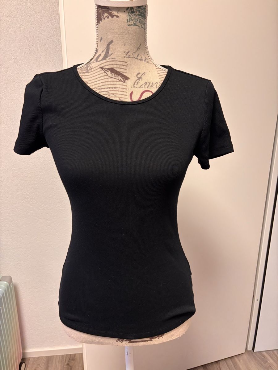 H&M T-Shirts: Set aus 3x Basic Shirts H&M Gr M – Gebraucht aus Gossau SG von Swisslady25