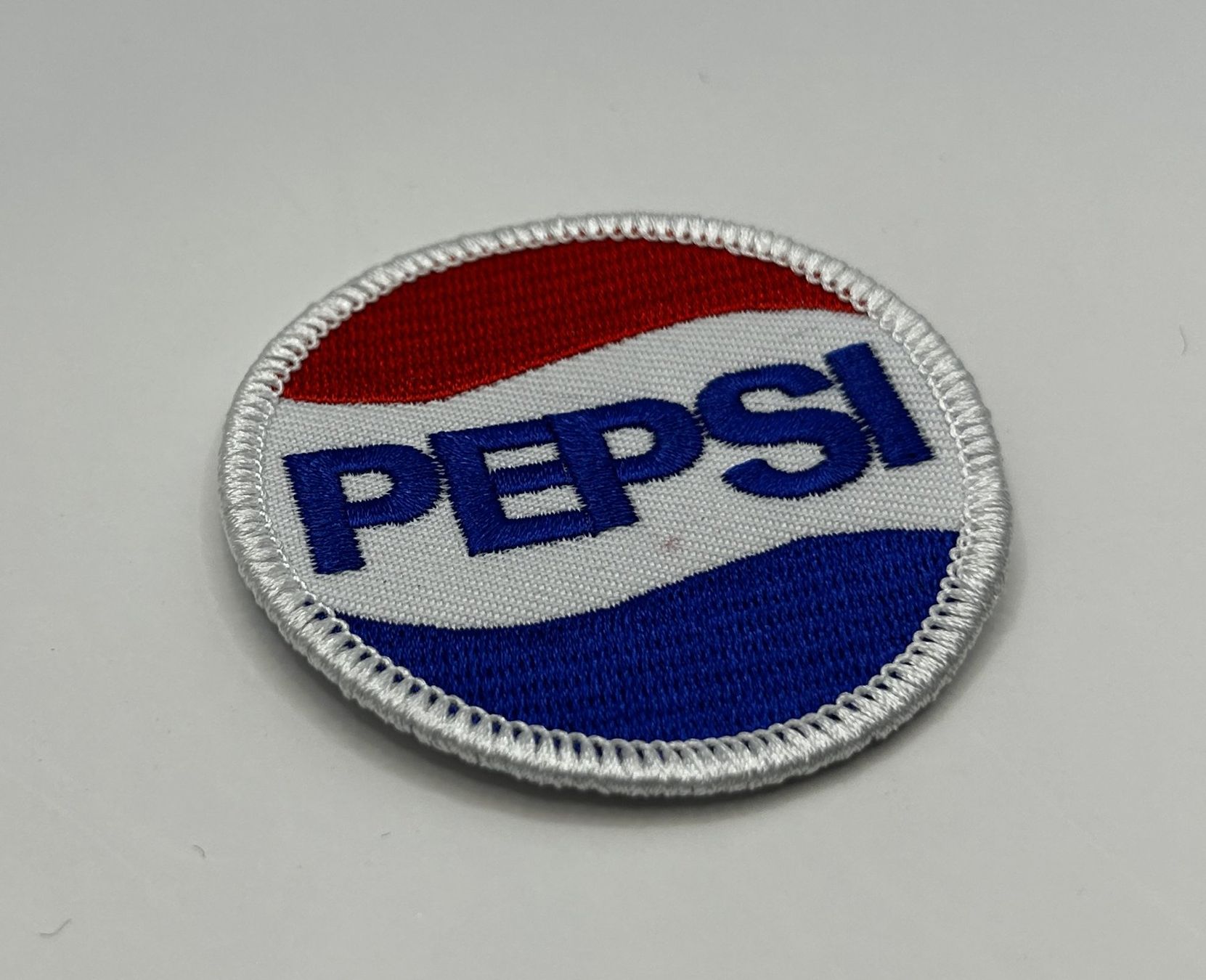 Toppe: Pepsi Cola Aufnäher Badge Patch Süssgetränk MAX Dose Flasche – Nuovo e nell'imballaggio originale da Dättlikon venduto da easythings 1