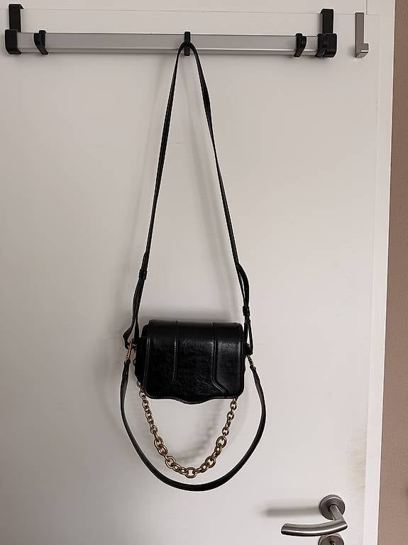 Taschen für Damen: Schwarze Tasche mit Goldkette, ZARA – Gebraucht aus Neuenegg von sina.lndr 1