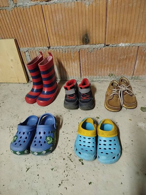 Chaussures garçon: Set Kinderschuhe Grösse 25 – D'occasion à Bätterkinden par sch_s6nb