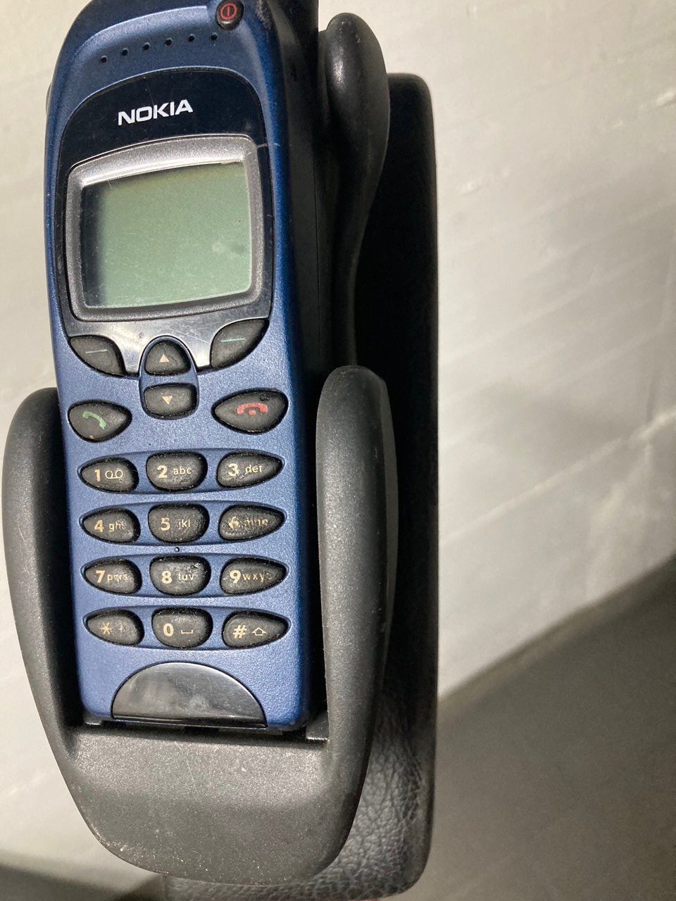 Nokia Telefoni cellulari / Smartphones: Oldtimer Autotelefon mit Autohalterung – Usato da Emmen venduto da Haport