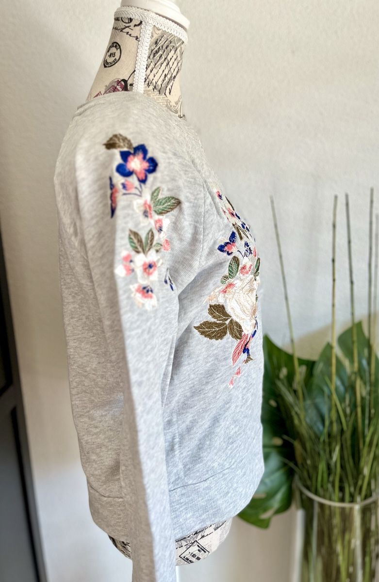 H&M Pullover & Sweatshirts: Grauer Sweatshirt mit Blumenmuster Grösse S – Gebraucht aus Aarburg von Petite-closet-Loop 1