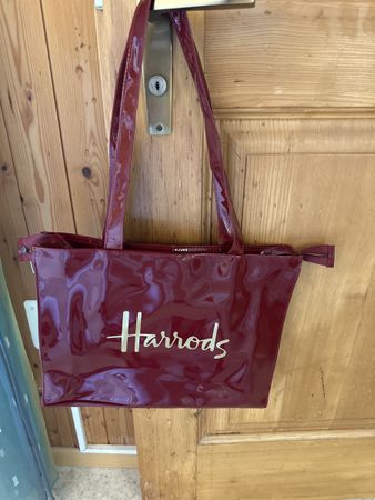 Rote Lack- Einkaufstasche Harrods