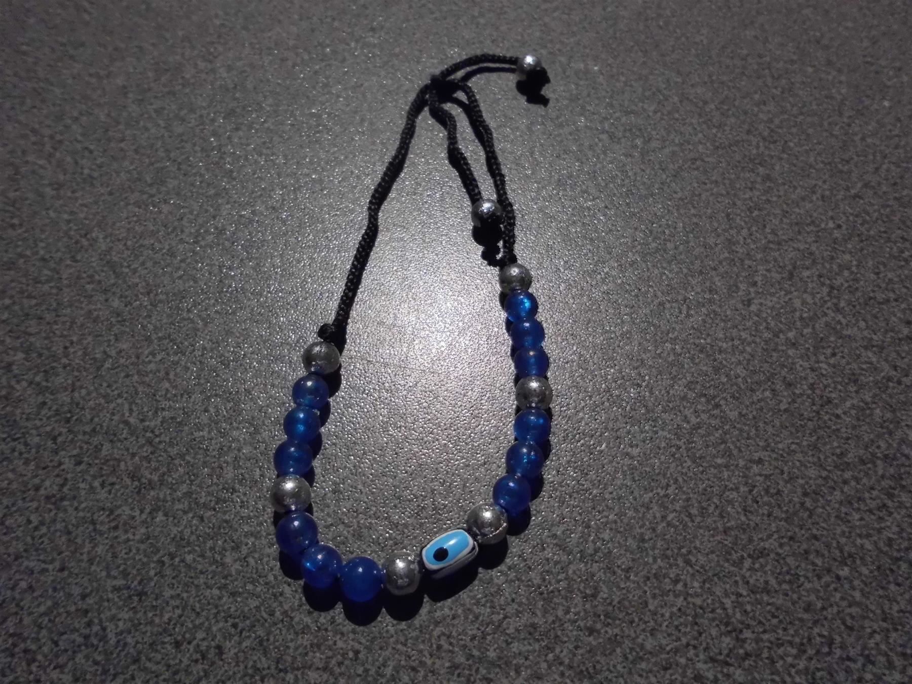 Armbänder & -reifen: Bändeli blau /silbrige Perlen – Gebraucht aus Zürich von Motzkuh