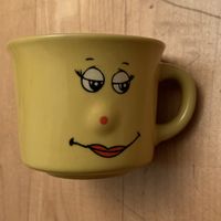 Lustige gelbe Tasse mit Gesicht