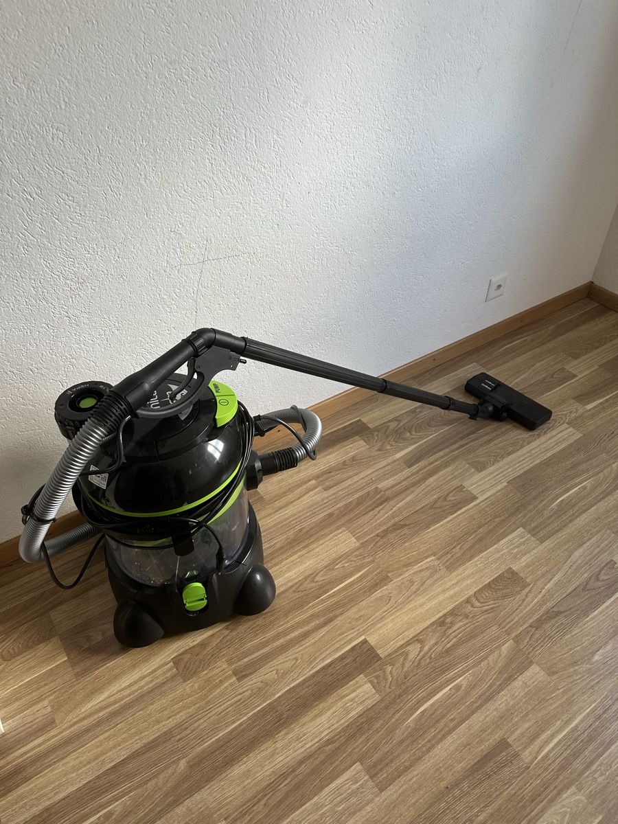 Aspirateurs & Accessoires: Staubsauger – D'occasion à Biel/Bienne par lul_b6yy 2