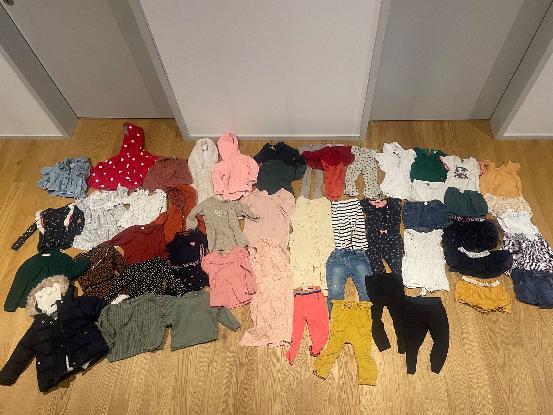 Lotti & Set di vestiti: Mädchen Kleidung, große 80, 49-teil – Usato da Uetikon am See venduto da mei_75rv