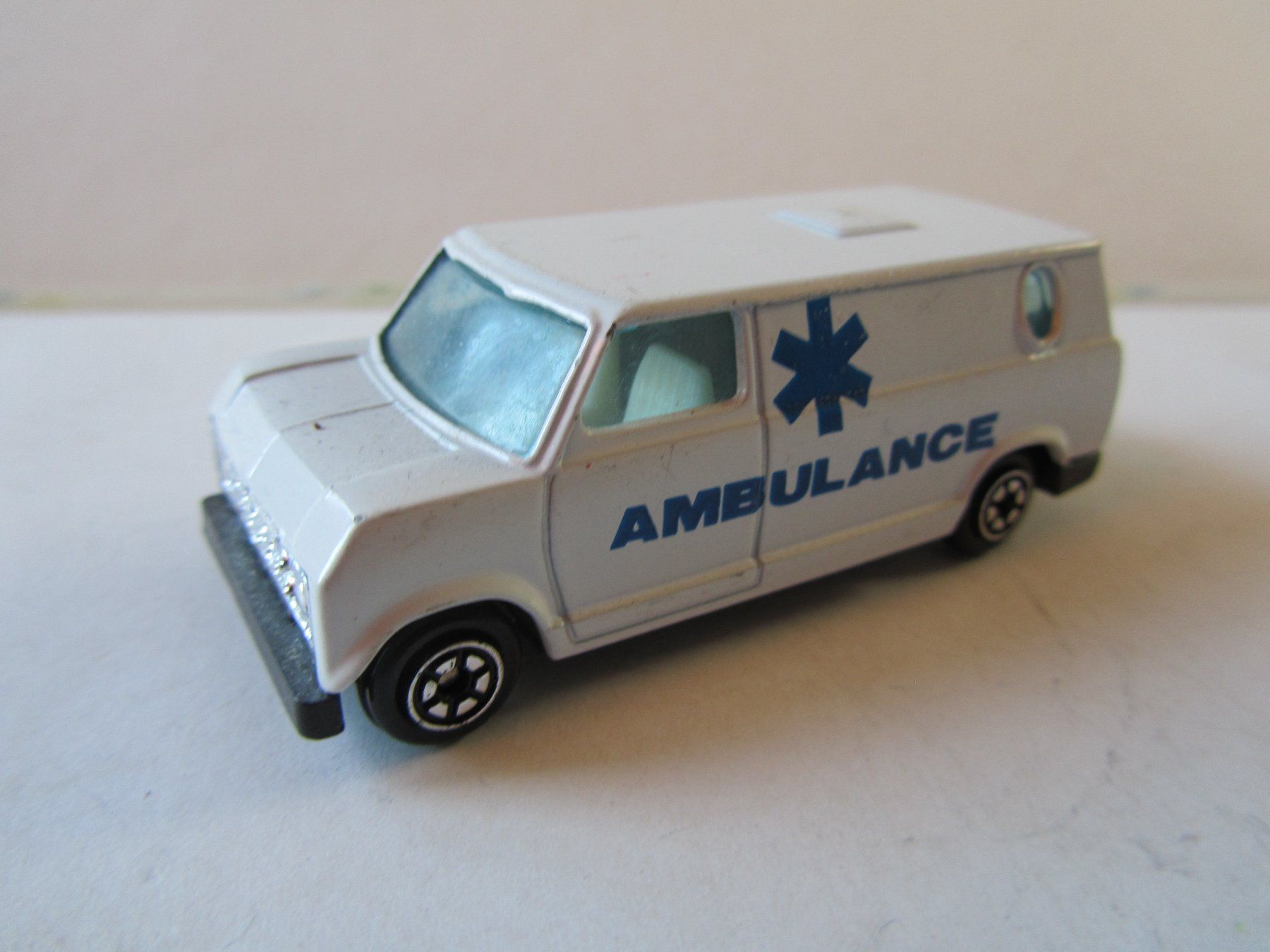Ford Modellini d'auto: Ford Econoline Ambulance (Yatming) – Usato da Weiningen ZH venduto da dietsch57