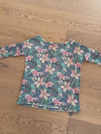 Sommerpullover mit Blumenmuster, Grösse XS