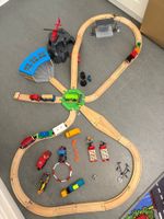Holzeisenbahn Set mit Zubehör und Fahrzeugen gebraucht