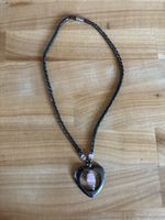 Kette aus Magnesit mit Hämatit Herz Anhänger