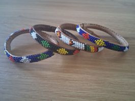4 afrikanische Lederarmbänder Armreife mit Rocailleperlen