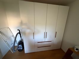 Drehtürenschrank (Polarweiss, Walnuss)