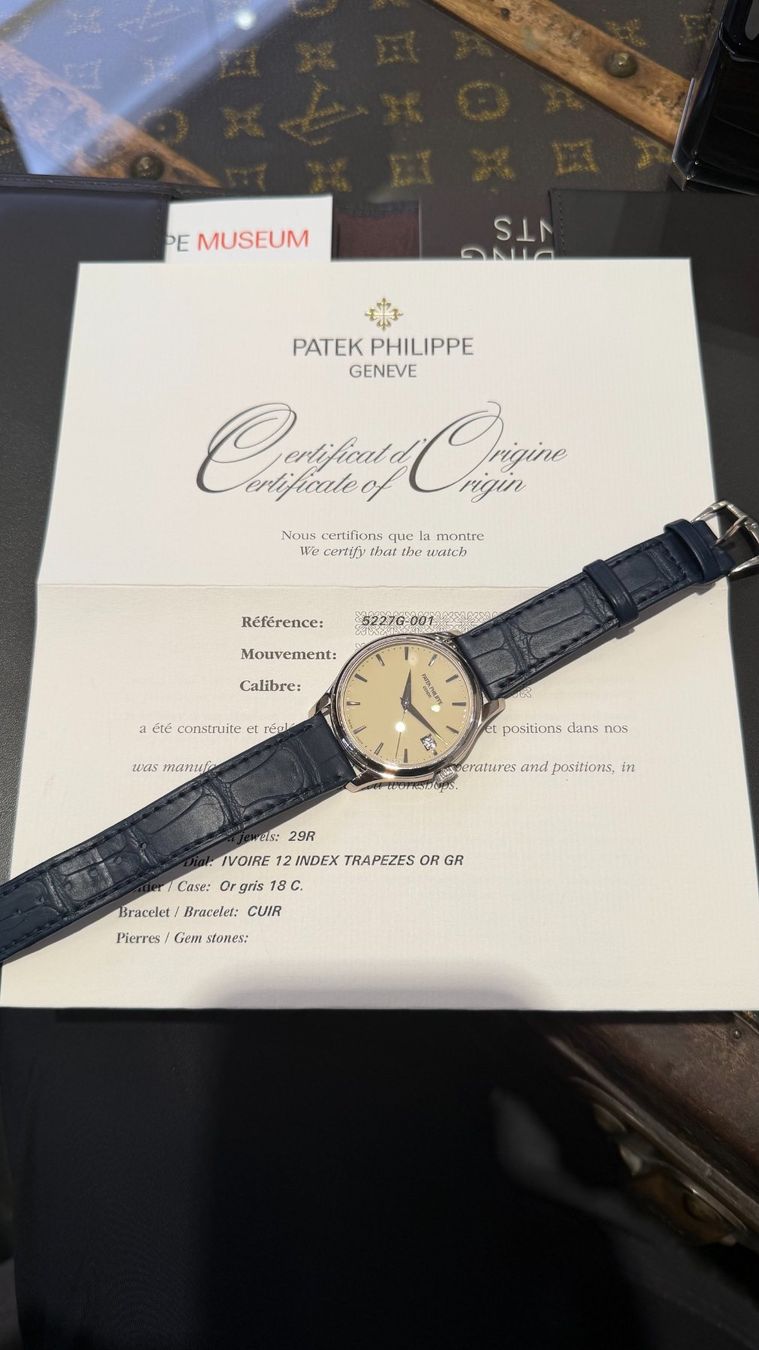 Patek Philippe Montres: Patek Philippe Calatrava 5227G-001 – D'occasion à Randogne par 2G1909 4