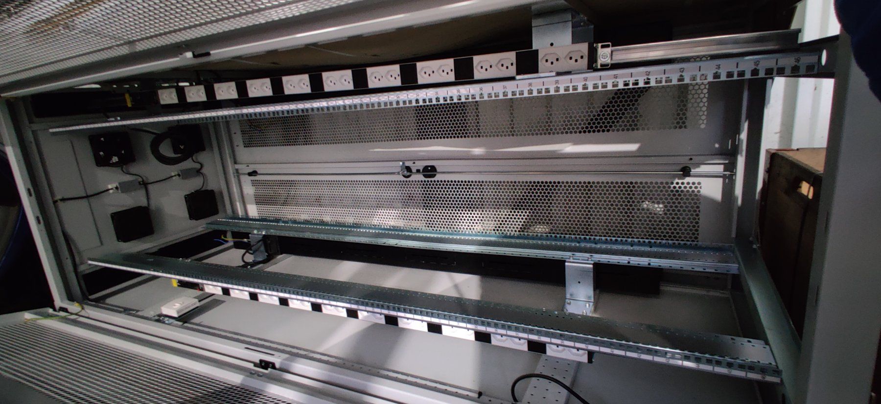 Racks & Ständer: Netzwerkgehäuse, Netzwerkschrank, Neu – Neu und originalverpackt aus Erstfeld von Bini-CH 9