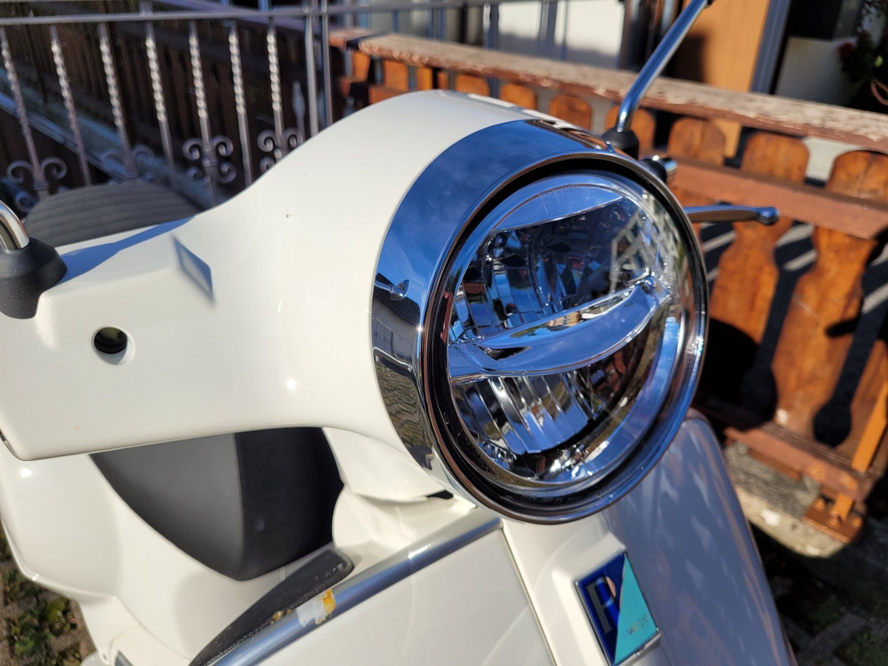Vespa Scooter: Vespa 300 GTS HPE /  Lampenring Chrome – Nuovo (secondo la descrizione) da HERISAU venduto da Cesadi