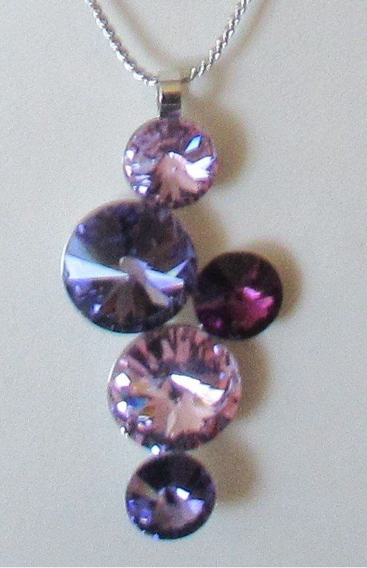 Colliers: Collier pendentif violet élégant, idéal pour les fêtes ✨ – Neuf avec emballage d'origine à Le Lignon par Brozova