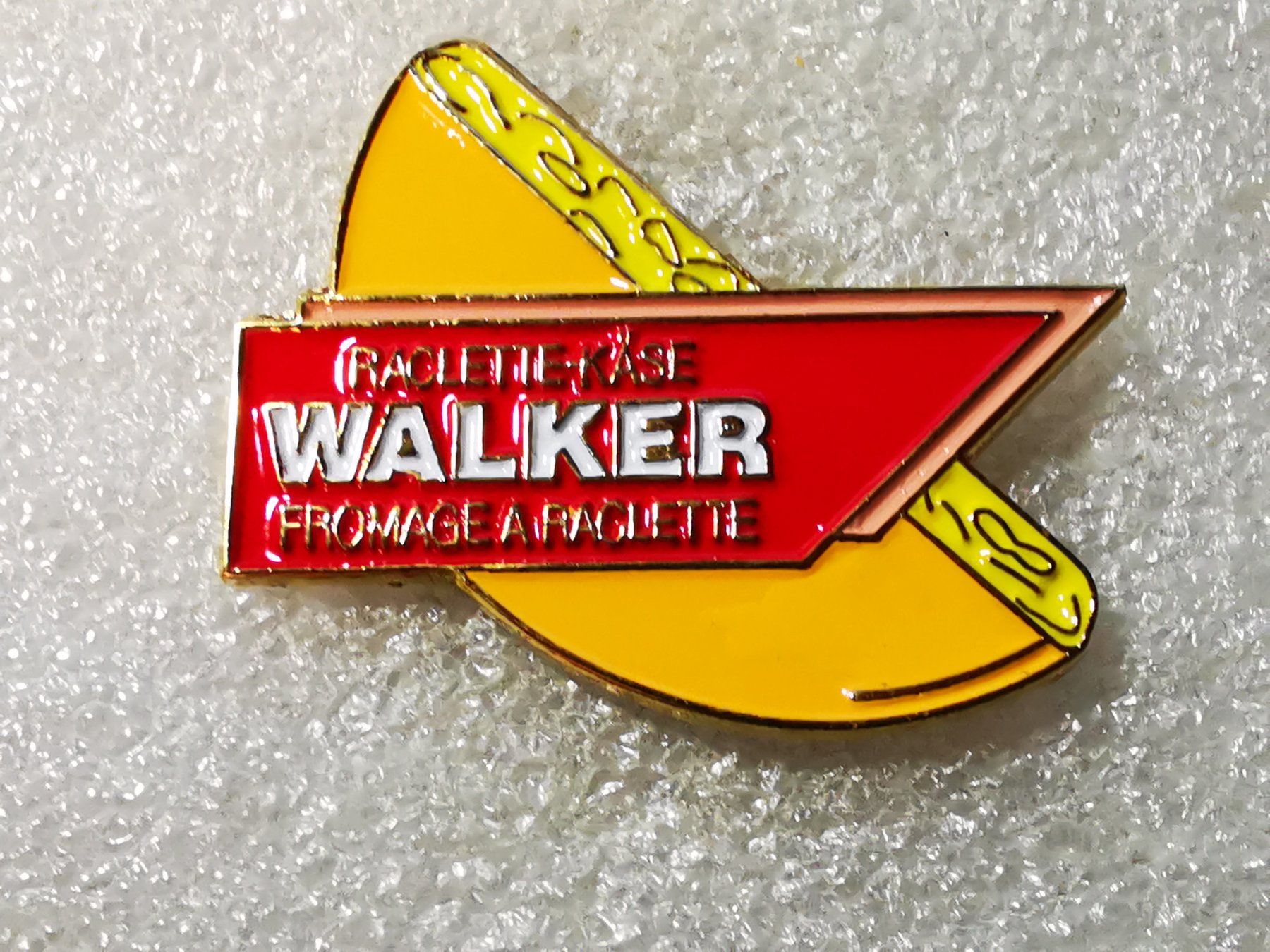 Placchette & Badge: Ansteckpin 50: Raclettkäse Walker – Usato da Oppligen venduto da Pin-Fall-Shop