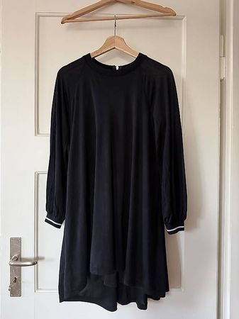 SCHWARZES KLEID MIT ZIPKRAGEN