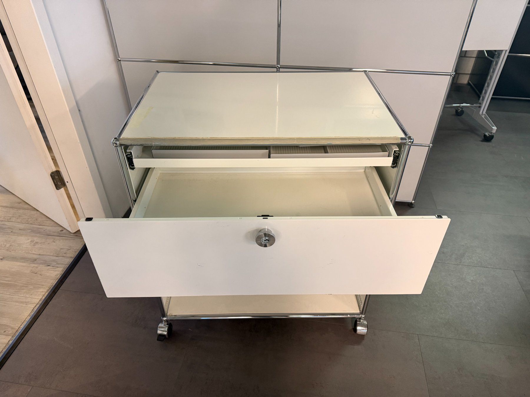 USM Banconi: USM Haller Rollcontainer reinweiss breit – Usato da Ermatingen venduto da csc_7g5v 1
